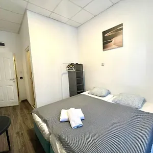 Aradi With Private Bathroom In The Centre Budapeşte